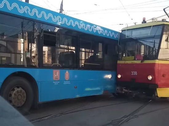 Автобус и трамвай затруднили движение по улице Советской в Туле