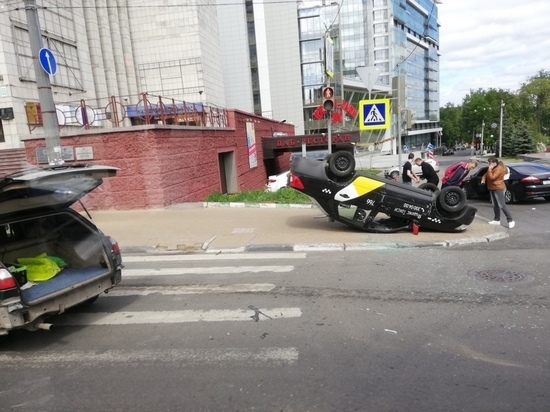 Автомобиль такси перевернулся на улице Максима Горького