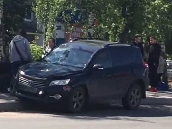 Автомобиль врезался в автобусную остановку в Нижнем Новгороде