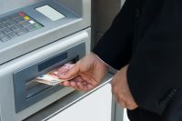 Что делать, если банкомат выдал больше денег? | Личные деньги | Деньги - «Происшествия»