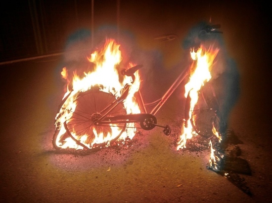 Хулиганы сожгли в Краснодаре шеринговый велосипед ради фото в Instagram