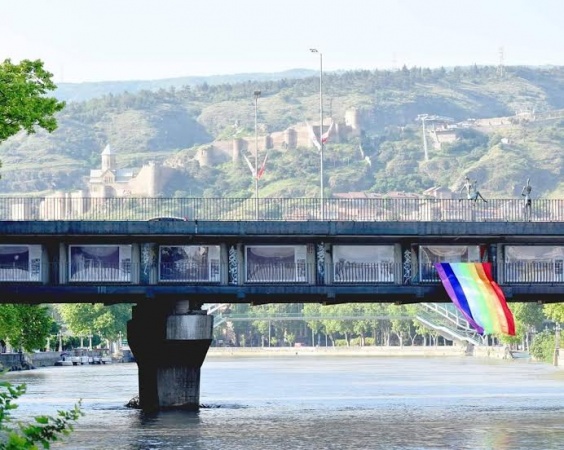 ЛГБТ-активисты отказались от акции в Тбилиси, но вывесили флаг над Курой - «Новости Дня»