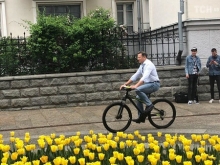 Ляшко протроллил Зеленского, приехав на консультацию с президентом на велосипеде - «Военное обозрение»