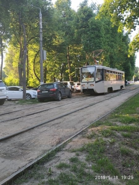 Автохам блокировал движение трамваев в Туле