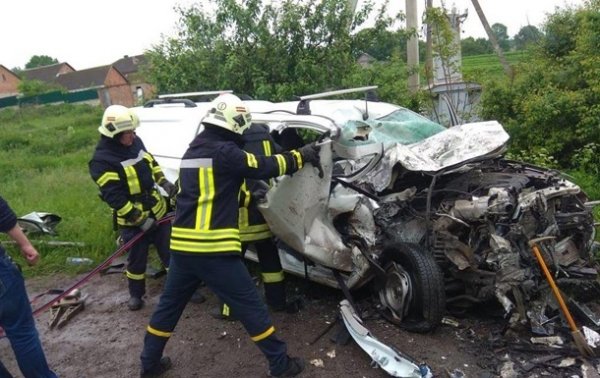 Автомобиль влетел в фуру на Тернопольщине: трое погибших