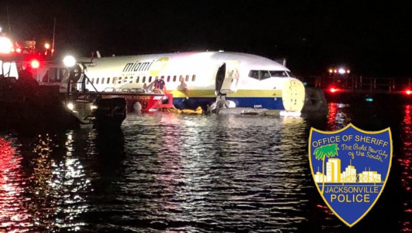 ЧП в США: Boeing 737 упал в реку, жертв удалось избежать - «Новости дня»