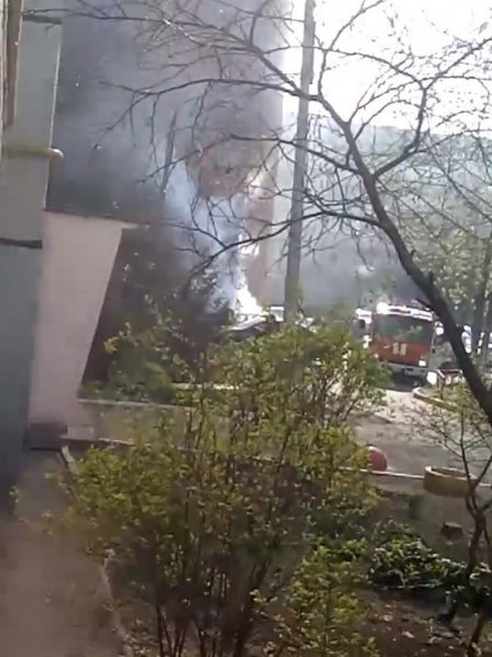 Днем во дворе жилого дома в Твери дотла сгорел автомобиль