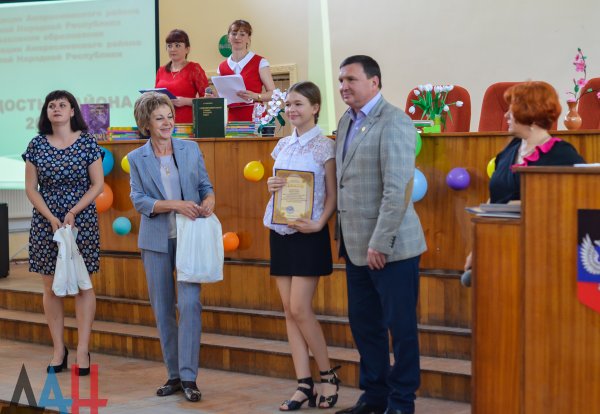 Двести детей получили награды за личные достижения на мероприятии «Гордость района» в Амвросиевке