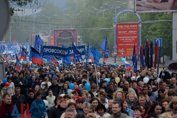 ФОТОРЕПОРТАЖ: Первомайское шествие по главной улице столицы ДНР