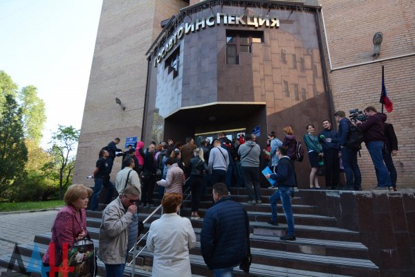 Фоторепортаж: В Донецке начался прием документов для оформления гражданства РФ