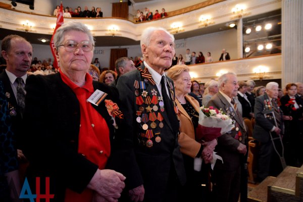 Глава ДНР поздравил ветеранов Великой Отечественной войны с праздником Победы в донецкой муздраме