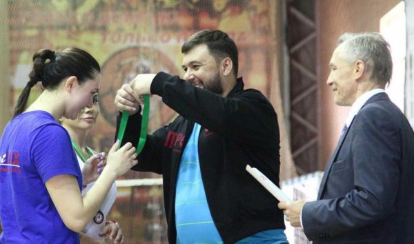 Глава ДНР принял участие в заключительной части открытого чемпионата Республики по бадминтону