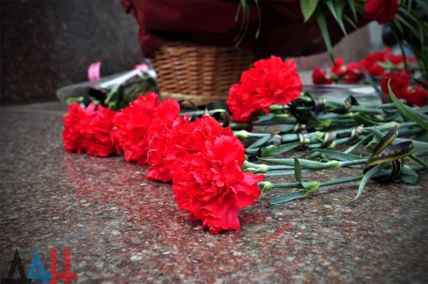Глава ДНР возложил цветы к могиле Героя Республики Олега Мамиева во Владикавказе
