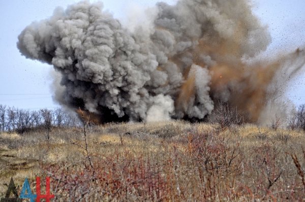 Грузовик ВСУ со снарядами для гаубиц подорвался на противотанковой мине под Мариуполем, есть погибшие