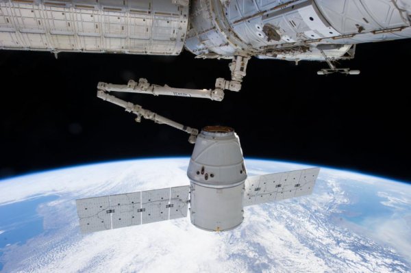 Грузовой корабль Dragon успешно пристыковался к МКС - «Новости дня»