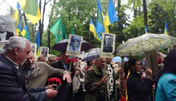 Харьковчане вышли на акцию «Бессмертного полка» с георгиевскими лентами, не обошлось без провокаций националистов - «Военное обозрение»