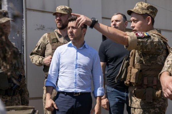 Хомчак не справился с бронежилетом, сопровождая Зеленского в Донбассе - «Происшествия»