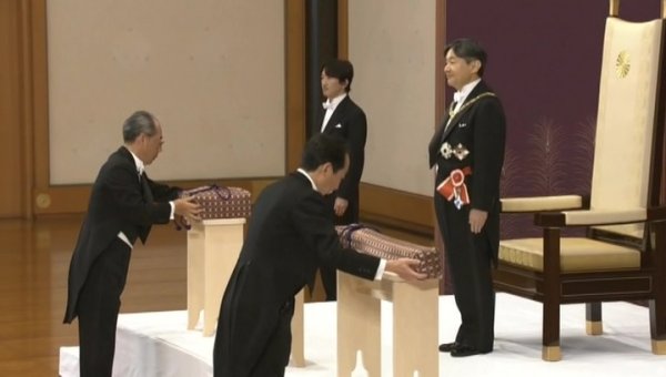 Императору Нарухито вручены символы полномочий - «Новости дня»