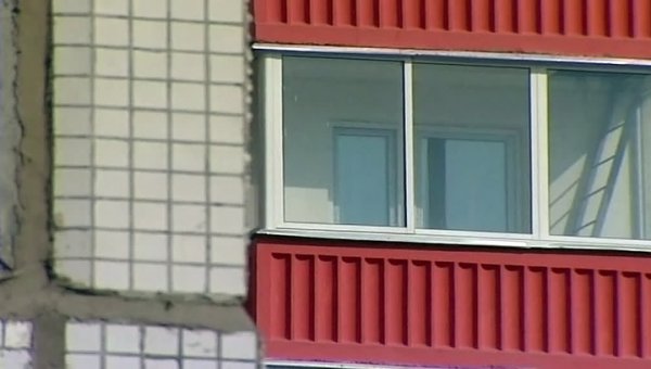 Из-за недосмотра пьяных родителей 3-летняя девочка выпала с балкона 6 этажа - «Новости дня»