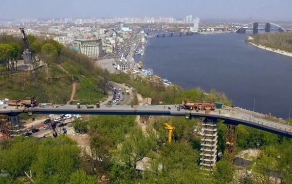 Кличко протестировал стеклянный пол на мосту через Владимирский спуск