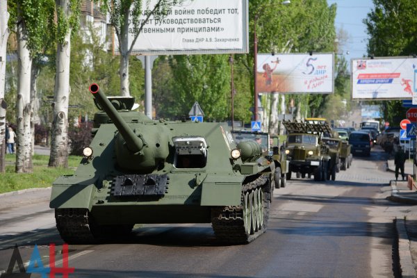 Легендарные «Катюша», СУ-100 и «полуторка»: В центре Донецка прошла репетиция парада ко Дню Победы