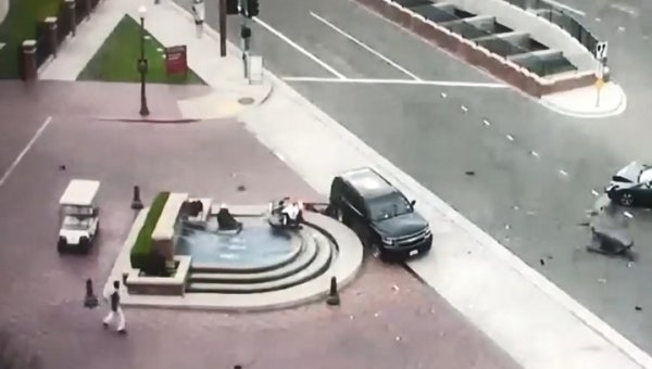 Мэр города отправил в фонтан полицейского мотоциклиста. Видео - «Новости дня»