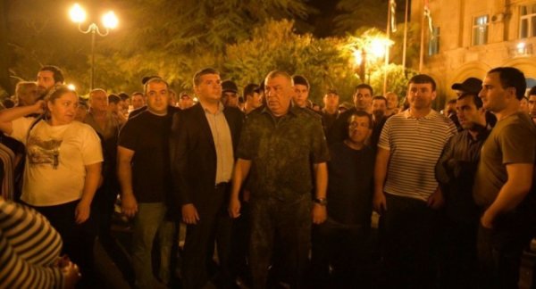 Митингующие расходятся: оппозиция и власти Абхазии договорились о выборах - «Новости Дня»