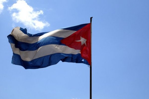 На Кубе автомобиль наехал на гуляющих по набережной людей - «Политика»