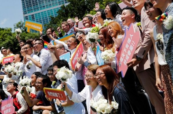На Тайване впервые начали регистрировать однополые браки - «Политика»