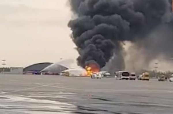Названа возможная причина возгорания самолета, севшего в Шереметьево - «Происшествия»