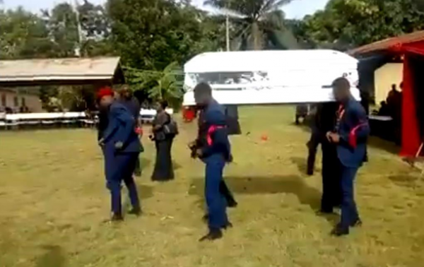 Носильщики гроба начали танцевать и уронили тело - (видео)