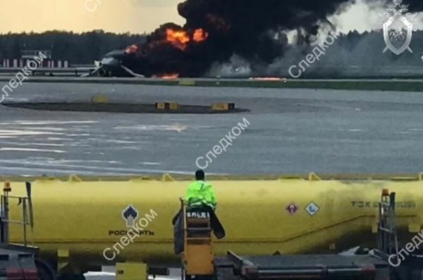 Очевидец рассказал, как людей спасали из горящего самолета в Шереметьево - «Политика»