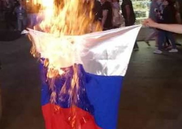 Одесские националисты сожгли флаг РФ, протестуя против выступления российской певицы - «Военное обозрение»