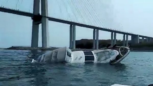 Около Русского моста во Владивостоке затонул катер. Видео - «Новости дня»