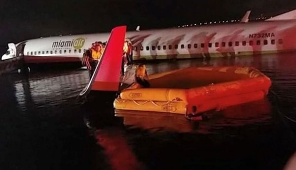 Опубликованы кадры с места падения Boeing 737 в реку во Флориде - «Новости дня»