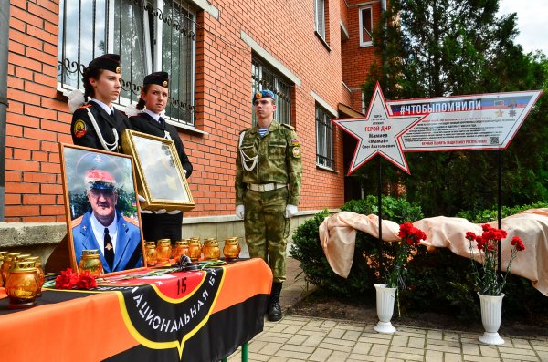Памятная табличка Герою ДНР Олегу Мамиеву открыта на территории войсковой части, где он служил