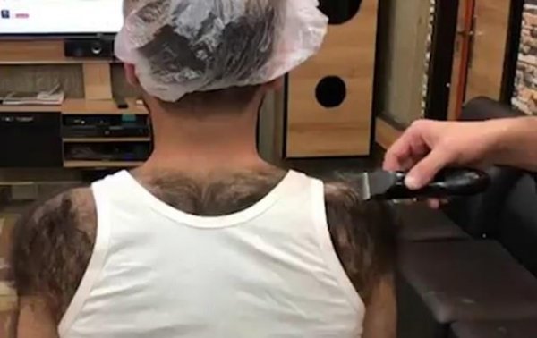 Парикмахер побрил клиенту спину по форме майки - (видео)