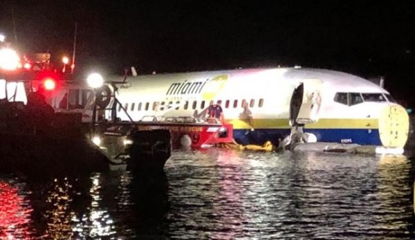 Пассажирский Boeing 737 сел на реку во Флориде - «Новости Дня»