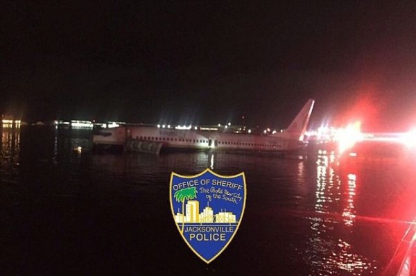 Пассажиры приводнившегося в США самолета эвакуированы на его крылья - «Происшествия»