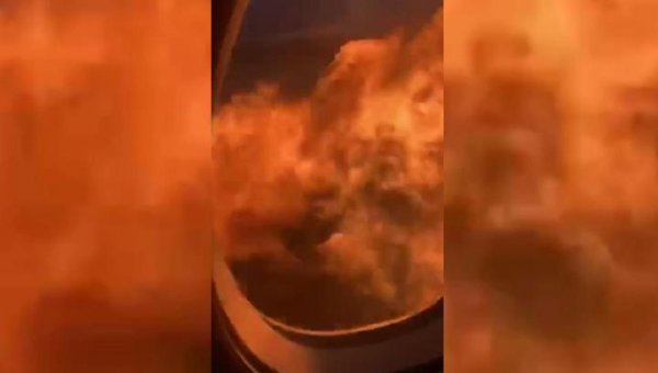 Пассажиры "Суперджета" сняли на видео начало пожара на борту - «Новости дня»