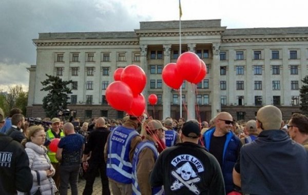 «Патриоты» с красными шарами попытались сорвать митинг-реквием в Одессе - «Военное обозрение»