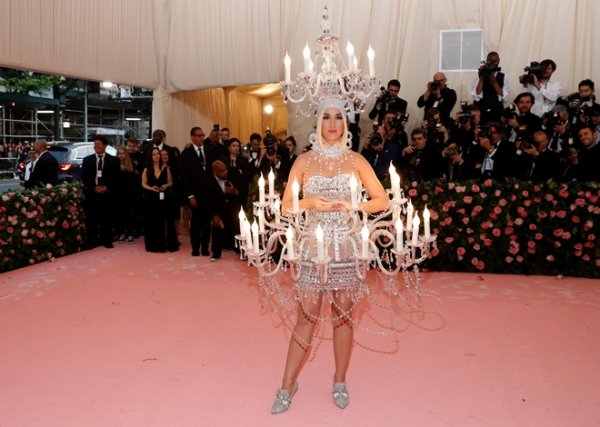 Почему Леди Гага пришла на вечеринку в трусах, а Кэти Перри – в костюме люстры - «Новости дня»