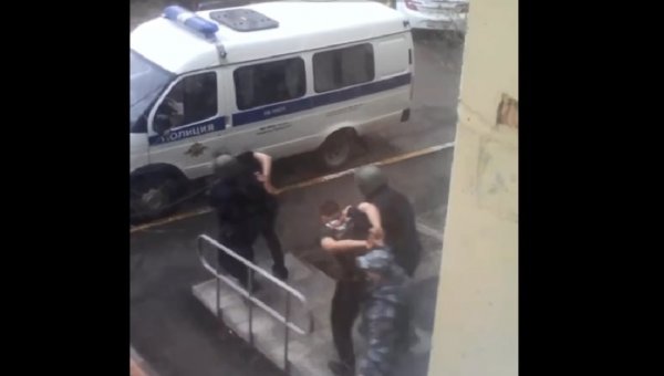 Появилось видео задержания мужчины, устроившего стрельбу в Свердловской области - «Новости дня»