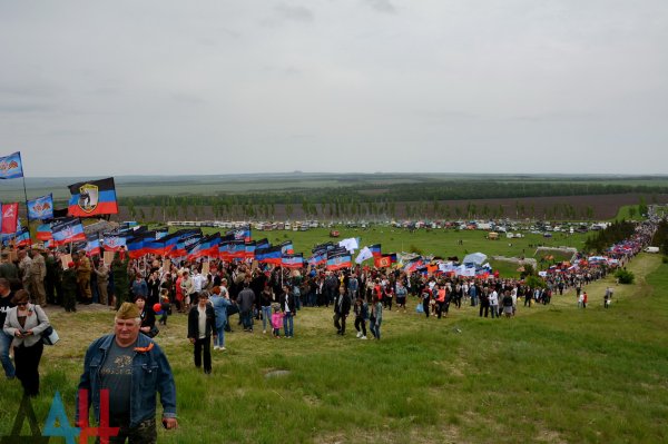 Праздничные мероприятия ко Дню Победы начались у легендарного кургана Саур-Могила на востоке ДНР