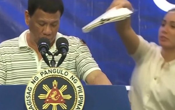 Президент Филиппин выступил с тараканом на плече - (видео)