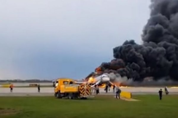 При возгорании севшего в Шереметьево самолета погибли 13 человек - ТАСС - «Политика»