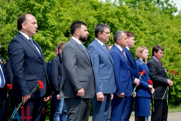 Пушилин возложил цветы к мемориалу жителям ЛНР, погибшим в результате военной агрессии Украины