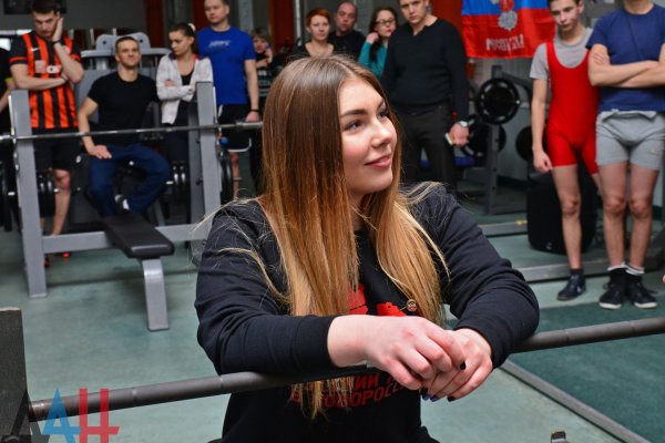 Рекордсменка мира по пауэрлифтингу провела в прифронтовых районах ДНР мини-турнир по жиму штанги