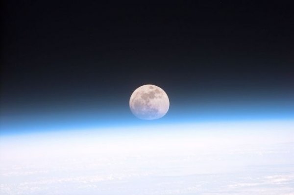 Роскосмос: первые россияне высадятся на Луне в 2030 году - «Политика»