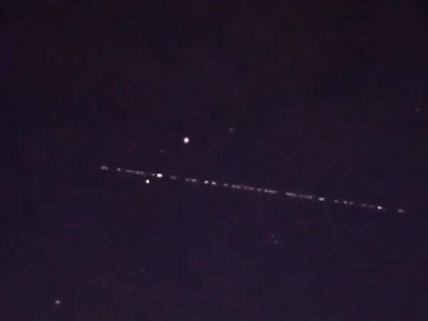 «Рой» спутников Илона Маска сняли на видео в небе над Уралом - «Новости дня»